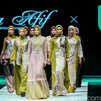 Lia Afif menghadirkan busana warna cokelat, mocca, nude, cream, hijau dan ivory sehingga menonjolkan motif wakaroros yang merupakan motif khas batik Kutai Timur, yang di gagas oleh Tirah Satriani SE.MM, Sekretaris Dinas Pariwisata selaku penggagas pengembangan batik dan motif khas Kutai Timur. Foto: Grandyos Zafna