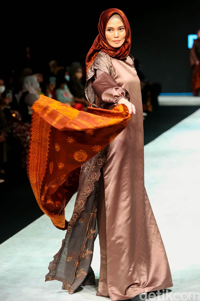 Fashion show koleksi Edyfa x Dewi Lestari menampilkan busana muslim dari kain Jambi di Indonesia Fashion Week 2022. Foto: Grandyos Zafna