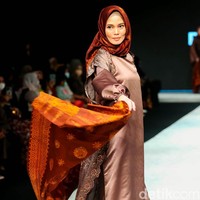 Fashion show koleksi Edyfa x Dewi Lestari menampilkan busana muslim dari kain Jambi di Indonesia Fashion Week 2022. Foto: Grandyos Zafna