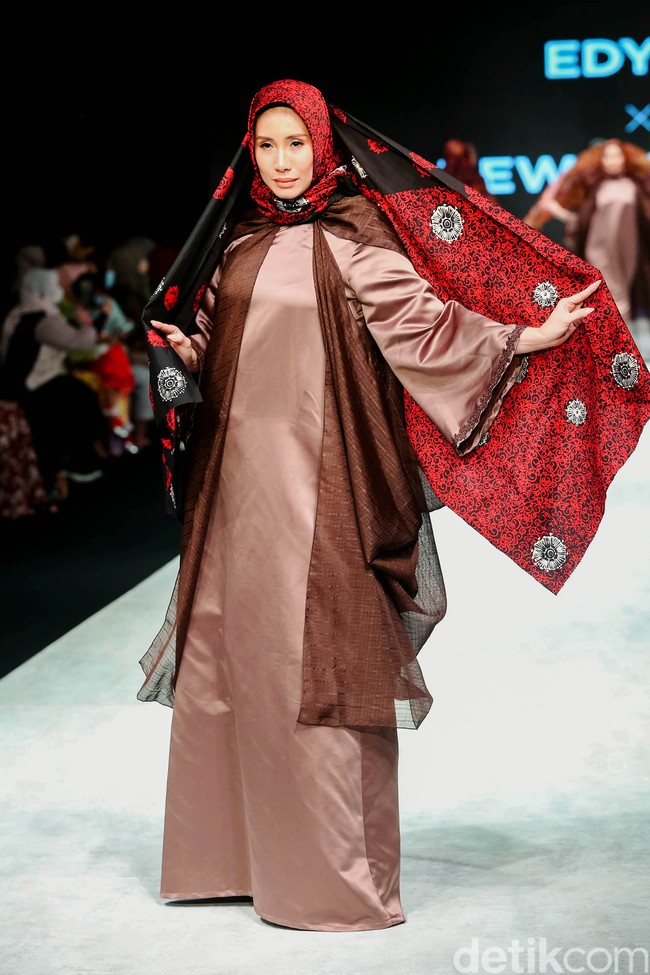 Fashion show koleksi Edyfa x Dewi Lestari menampilkan busana muslim dari kain Jambi di Indonesia Fashion Week 2022. Foto: Grandyos Zafna