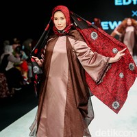 Fashion show koleksi Edyfa x Dewi Lestari menampilkan busana muslim dari kain Jambi di Indonesia Fashion Week 2022. Foto: Grandyos Zafna