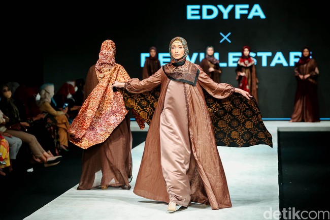 Fashion show koleksi Edyfa x Dewi Lestari menampilkan busana muslim dari kain Jambi di Indonesia Fashion Week 2022. Foto: Grandyos Zafna