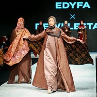 Fashion show koleksi Edyfa x Dewi Lestari menampilkan busana muslim dari kain Jambi di Indonesia Fashion Week 2022. Foto: Grandyos Zafna