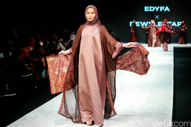 Fashion show koleksi Edyfa x Dewi Lestari menampilkan busana muslim dari kain Jambi di Indonesia Fashion Week 2022. Foto: Grandyos Zafna
