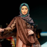 Fashion show koleksi Edyfa x Dewi Lestari menampilkan busana muslim dari kain Jambi di Indonesia Fashion Week 2022. Foto: Grandyos Zafna