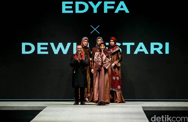 Fashion show koleksi Edyfa x Dewi Lestari menampilkan busana muslim dari kain Jambi di Indonesia Fashion Week 2022. Foto: Grandyos Zafna