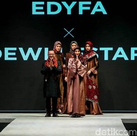 Fashion show koleksi Edyfa x Dewi Lestari menampilkan busana muslim dari kain Jambi di Indonesia Fashion Week 2022. Foto: Grandyos Zafna