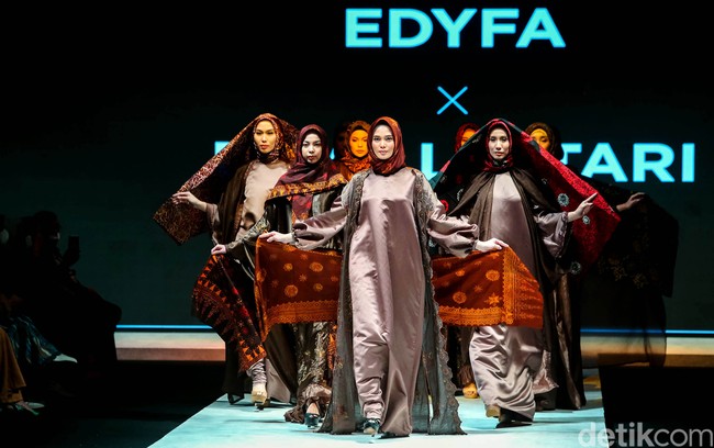 Fashion show koleksi Edyfa x Dewi Lestari menampilkan busana muslim dari kain Jambi di Indonesia Fashion Week 2022. Foto: Grandyos Zafna