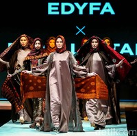 Fashion show koleksi Edyfa x Dewi Lestari menampilkan busana muslim dari kain Jambi di Indonesia Fashion Week 2022. Foto: Grandyos Zafna