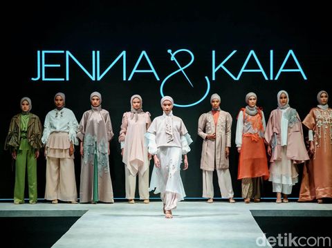Koleksi busana Jenna & Kaia yang ditampilkan di ajang Indonesia Fashion Week 2022 yang digelar di Jakarta.