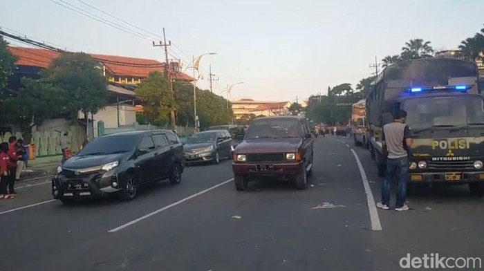 Lalu lintas di Jalan Indrapura Surabaya yang kembali dibuka dan lancar pascademo mahasiswa di depan Kantor DPRD Jatim