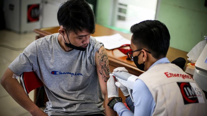 Peserta mengikuti kegiatan hapus tato gratis di aula Masjid Assahara, Jakarta Barat, Kamis (14/4/2022). Kegiatan yang berlangsung dari tanggal 13-14 April 2022 itu menargetkan sekitar 150 warga dari delapan kecamatan se Jakarta Barat untuk menghapus tato. ANTARA FOTO/Rivan Awal Lingga/foc.