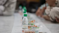 1,2 juta botol air zamzam dibagikan kepada jemaah Masjid Nabawi sejak awal Ramadan. Sebanyak 14 ribu wadah air zam-zam di sekitar masjid diisi tiga kali sehari. (wmngovsa)