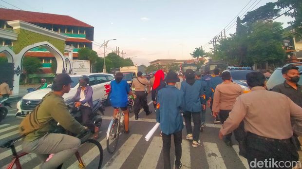 Mahasiswa demo di DPRD Jatim bubar berjalan kaki sebagian bergandengan tangan