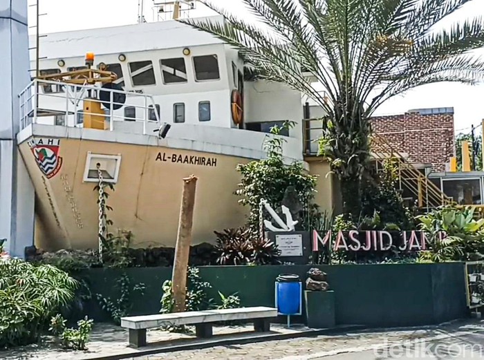 Masjid Al - Baakhirah, masjid berbentuk kapal laut di Kota Cimahi.