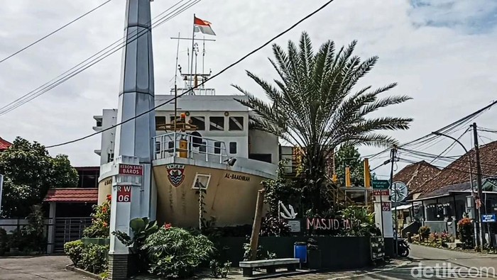 Masjid Al - Baakhirah, masjid berbentuk kapal laut di Kota Cimahi.
