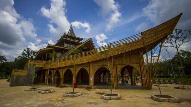 MASJID BAMBU DI KALIMANTAN SELATAN Suasana Masjid Bambu KH Abdul Qadir Hasan di kawasan desa wisata Kiram Park, Kabupaten Banjar, Kalimantan Selatan, Rabu (13/4/2022). Masjid yang hampir semua bangunan terbuat dari bahan bambu itu memiliki bentuk bangunan yang memadukan kearifan lokal dan unsur sejarah yakni menyerupai jukung (perahu) dan bangunan pucuk masjid seperti Masjid Sultan Suriansyah yang merupakan masjid tertua di Kalimantan Selatan. ANTARA FOTO/Bayu Pratama S/wsj.