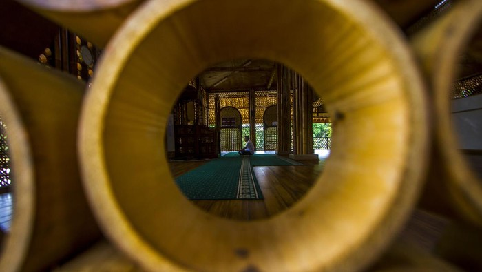 Suasana Masjid Bambu KH Abdul Qadir Hasan di kawasan desa wisata Kiram Park, Kabupaten Banjar, Kalimantan Selatan, Rabu (13/4/2022). Masjid yang hampir semua bangunan terbuat dari bahan bambu itu memiliki bentuk bangunan yang memadukan kearifan lokal dan unsur sejarah yakni menyerupai jukung (perahu) dan bangunan pucuk masjid seperti Masjid Sultan Suriansyah yang merupakan masjid tertua di Kalimantan Selatan. ANTARA FOTO/Bayu Pratama S/wsj.