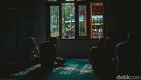 Terletak di Kelurahan Sukasari, Kecamatan Tangerang, Kota Tangerang, Masjid Jami Kalipasir berdiri di tengah-tengah permukiman warga.
