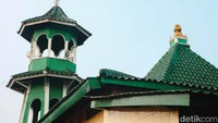 Masjid itu memiliki warna krem di dinding luarnya dan didominasi warna putih di bagian dalam. Gentingnya berwarna hijau.