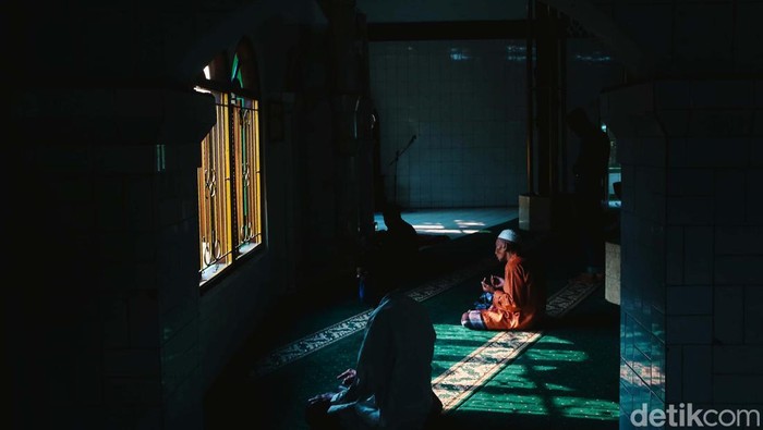 Masjid Jami Kalipasir merupakan masjid tertua di Kota Tangerang. Masjid itu telah berusia 445 tahun.