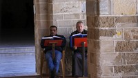 Muslim membaca tadarus Al-Quran di masjid tertua di Kota Gaza, Palestina, Masjid Al-Omari, Rabu (13/4/2022). Suara ayat suci memantul melalui beton melengkung dan menciptakan seni akustik tersendiri.