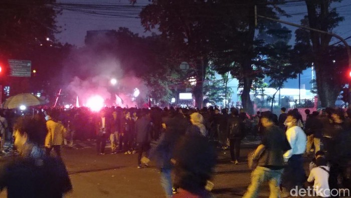 Massa mahasiswa tetap bertahan di depan Gedung DPRD Jawa Barat, Kamis (14/4/2022)