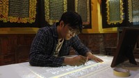 Perajin menebalkan pola untuk membuat kain batik bermotif ayat suci Al Quran di Mahkota Batik Laweyan, Solo, Jawa Tengah, Rabu (13/4/2022).