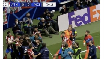 Mungkin inilah satu-satunya adegan menarik dalam pertandingan semalam. Foto: Twitter