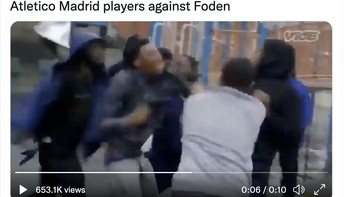 Meme pemain Atletico mengeroyok Phil Foden yang dinilai membuang-buang waktu. Foto: Twitter