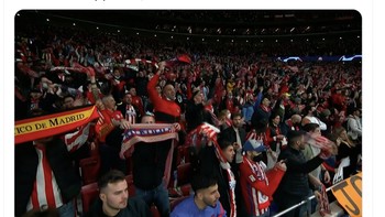 Pujian pada para fans Atletico tetap kencang bernyanyi walau timnya telah tersingkir. Foto: Twitter