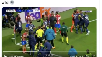 Menurut netizen ini, laga semalam benar-benar liar. Foto: Twitter