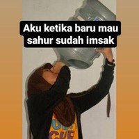 Daripada nggak sahur sama sekali mending minum segalon dulu ajadeh biar kenyang. Tapi kayaknya bukannya kenyang sih, kembung iya.. Foto: 1cak.com