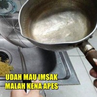 Disaat lagi buru-buru menjelang imsak, eh malah kena apes. Kalau begini sih udah deh, gagal sahur bisa-bisa, cuma bisa nelen ludah aja deh.. Foto: 1cak.com