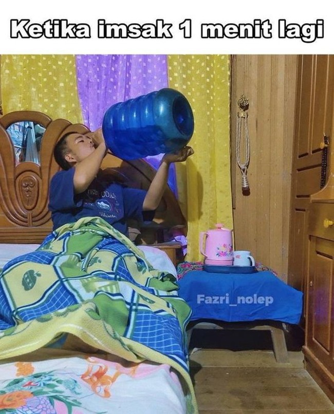 Buat yang selalu telat sahur, cara yang satu ini bisa dicontoh. Cukup siapkan air segalon di samping tempat tidurmu. Dijamin setelahnya kamu akan kembung deh.. Foto: Twitter/@jowoshitpost