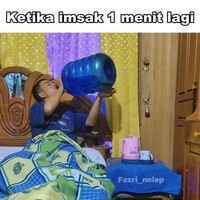 Buat yang selalu telat sahur, cara yang satu ini bisa dicontoh. Cukup siapkan air segalon di samping tempat tidurmu. Dijamin setelahnya kamu akan kembung deh.. Foto: Twitter/@jowoshitpost