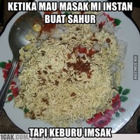 Disaat cuma punya mie instan dan nasi tapi nggak keburu untuk masak. Jadilah mie kremes pakai nasi. Gausah ditanya deh rasanya seperti apa. Foto: 1cak.com