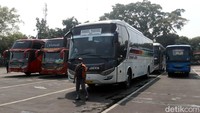 Sementara itu, diketahui dua terminal di kota Bandung yakni Terminal Cicaheum dan Leuwipanjang kerap sibuk menjelang lebaran. Pasalnya, ada ribuan bus yang akan masuk dan keluar di kedua terminal tersebut.