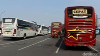Asep mengatakan berdasarkan data, untuk per hari di Terminal Cicaheum, persiapan bus ada 7.800 dan di Terminal Leuwipanjang sekitar 17.555. Bila dua terminal ini dihitung dengan patokan 40 orang satu bus, per hari ada sekitar 635 orang selama H-7 dan H+7, tujuan barat dan timur.