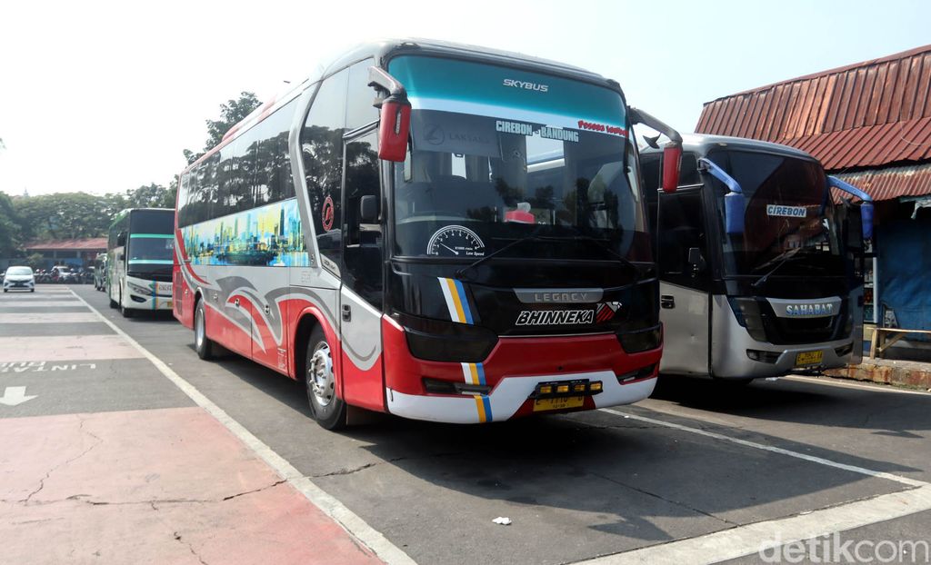 Belasan bus dilakukan pengecekan layak jalan jelang mudik lebaran di Terminal Cicaheum, Kota Bandung. Ada tiga bus yang dikandangkan petugas karena bermasalah.