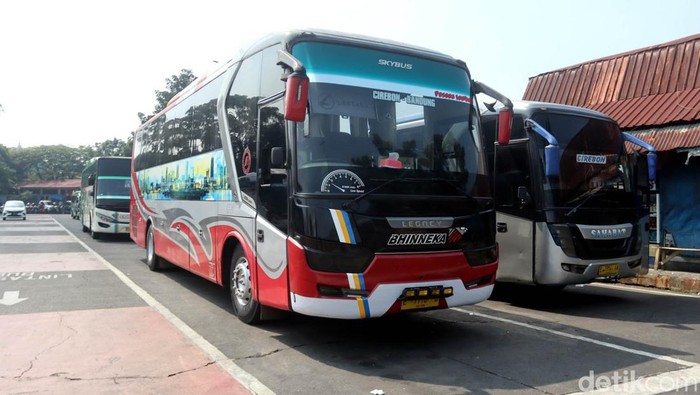 Menengok Persiapan Mudik Lebaran di Terminal Cicaheum Bandung Belasan bus dilakukan pengecekan layak jalan jelang mudik lebaran di Terminal Cicaheum, Kota Bandung. Ada tiga bus yang dikandangkan petugas karena bermasalah.