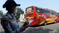 Petugas menguji kelaikan sejumlah bus yang berada di Terminal Cicaheum, Kota Bandung, Kamis (14/4/2022).