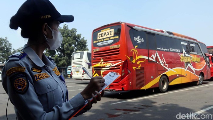 Belasan bus dilakukan pengecekan layak jalan jelang mudik lebaran di Terminal Cicaheum, Kota Bandung. Ada tiga bus yang dikandangkan petugas karena bermasalah.