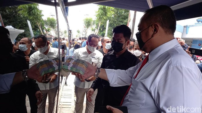 Mobil penukaran uang yang melayani masyarakat di Pasar Pagi, Kota Tegal, Kamis (14/4/2022).