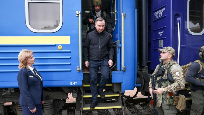 Polish President Andrzej Duda visits the town of Dmytrivka, as Russia's attack on Ukraine continues, in Kyiv region, Ukraine April 13, 2022. Picture taken April 13, 2022. Jakub Szymczuk/Polish Presidency/Handout via REUTERS THIS IMAGE HAS BEEN SUPPLIED BY A THIRD PARTY. MANDATORY CREDIT NO RESALES. NO ARCHIVES.