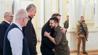 Mereka disambut Presiden Ukraina Volodymyr Zelenskyy di Istana Mariinskyi yang bersejarah di Kiev.