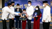 Hadir dalam acara tersebut Direktur Bisnis Penjaminan, Suwarsito, Direktur MSDM Umum dan Kepatuhan, Sulis Usdoko, Direktur Operasional dan Jaringan, Kadar Wisnuwarman, serta Direktur Keuangan, Investasi Dan Manajemen Risiko, I. Rusdonobanu saat melaksanakan kegiatan Safari Ramadhan di Kantor Pusat PT Jamkrindo, Kamis (14/4/2022). 
