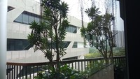 Mengusung konsep industrial dan hijau, begini pemandangan luar kampus.