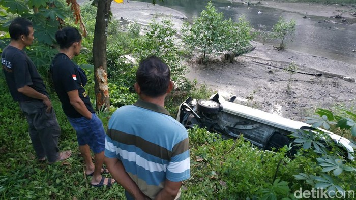MPV tercebur sungai diduga sopir mabuk