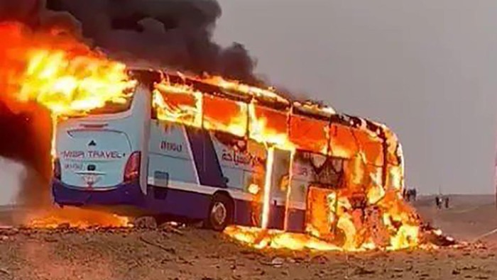 Ngeri! Detik-detik Bus Wisata di Mesir Terbakar Usai Tabrakan Maut Kecelakaan maut melibatkan sebuah truk dan bus wisata terjadi di Mesir. Kecelakaan itu menyebabkan bus terbakar dan menewaskan sedikitnya 10 orang.